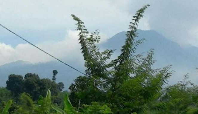 Kondisi Gunung Ijen terlihat dari Kecamatan Ijen, Bondowoso, Jawa Timur.