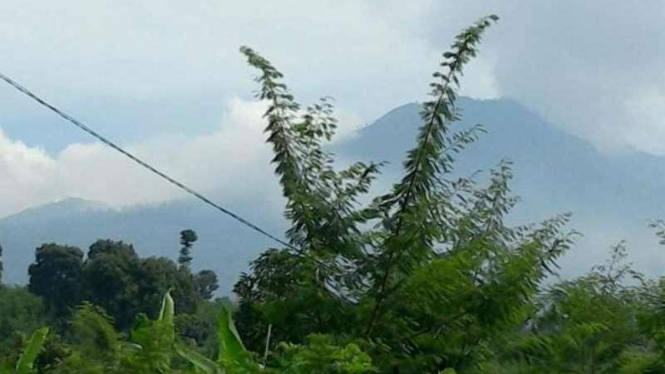 Kondisi Gunung Ijen terlihat dari Kecamatan Ijen, Bondowoso, Jawa Timur.