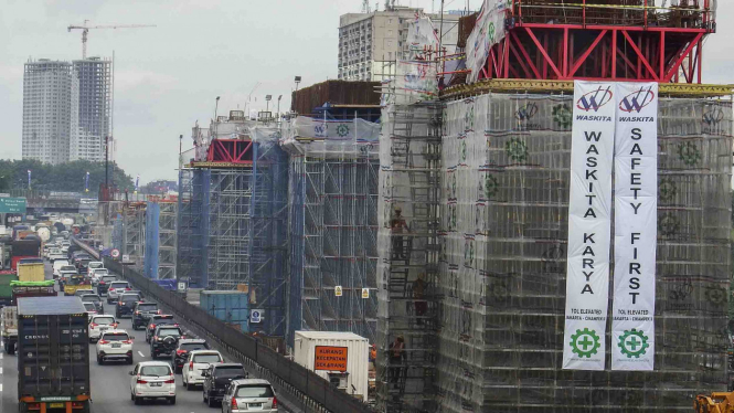 Pembangunan Jalan Tol Jakarta-Cikampek II layang/elevated (Foto ilustrasi)