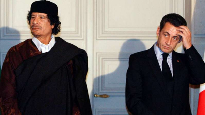 Presiden Prancis Nicolas Sarkozy dan Pemimpin Libya Muammar Gaddafi (kiri)