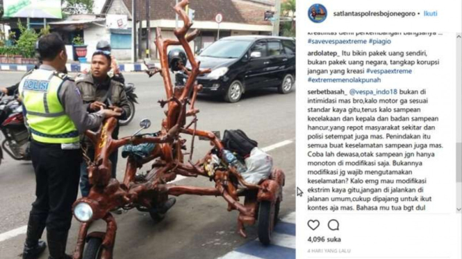 Polisi tilang motor pohon di Bojonegoro.