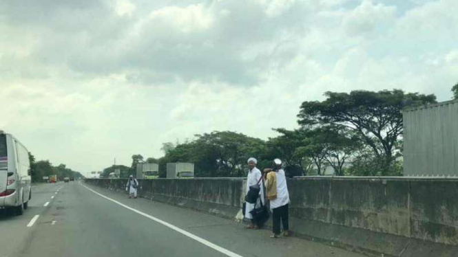 Pria-pria berserban di ruas Tol Bandung-Jakarta.