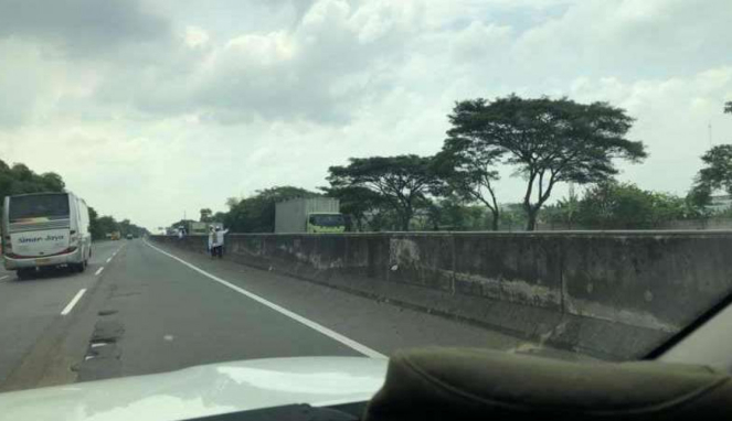 Pria-pria berserban di ruas Tol Bandung-Jakarta.