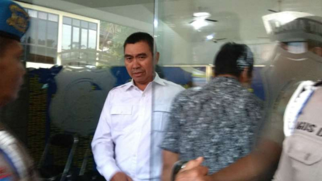 Wali kota nonaktif Malang Moch Anton keluar setelah diperiksa oleh KPK di Markas Polres setempat pada Kamis, 22 Maret 2018.