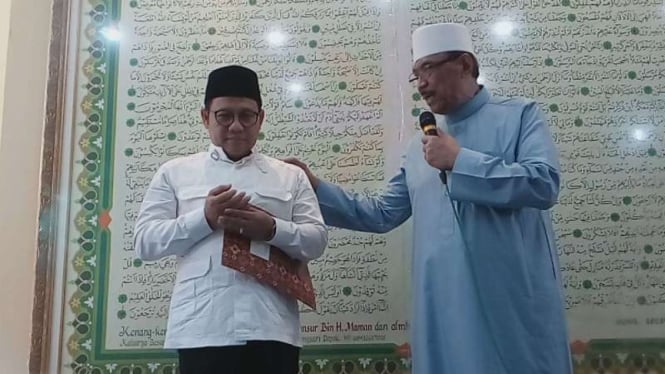 Ketua Umum PKB Muhaimin Iskandar (kiri) dalam Forum Silaturahmi Kiai Jakarta dan Depok di kompleks Pesantren Almanar Azhari, Depok, Jawa Barat, pada Kamis, 22 Maret 2018.