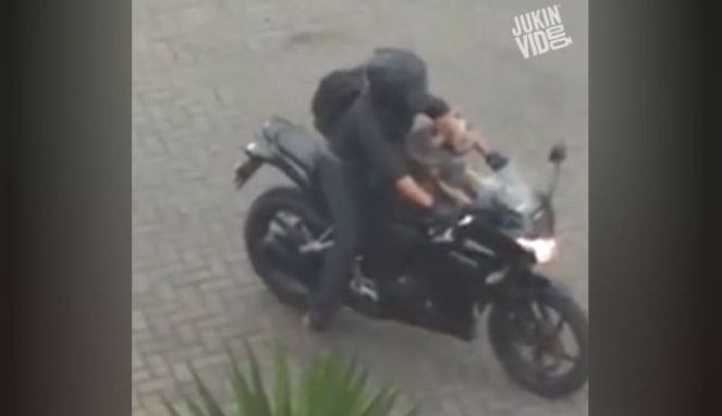 Pemilik membawa anjing berjalan-jalan dengan motor sport.