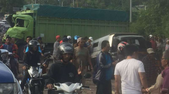 Warga penuhi lokasi kecelakaan di Jalan Lintas Sumatera Tarahan, Lampung