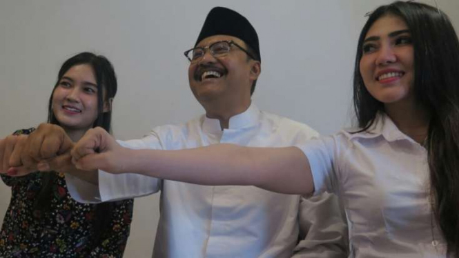 Calon Gubernur Jawa Timur Saifullah Yusuf bersama Nella Kharisma dan Via Vallen.