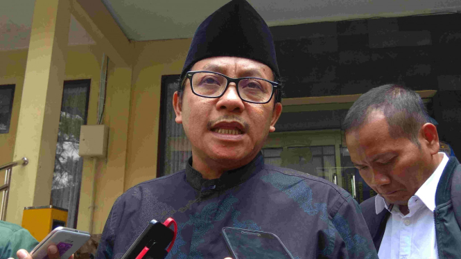 Calon Wali Kota Malang nomor urut tiga Sutiaji keluar dari ruang pemeriksaan.