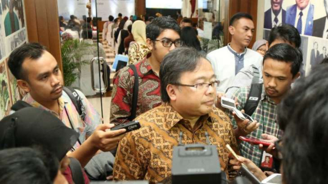 Menteri PPN, Bambang Brodjonegoro (Tengah).