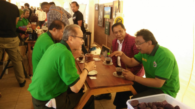 Situasi minum kopi bersama di lapangan Motang Rua Ruteng, Manggarai, NTT.