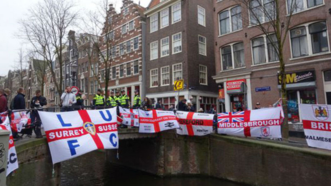 Fans Inggris saat sedang mendukung tim kesayangannya berlaga di Belanda