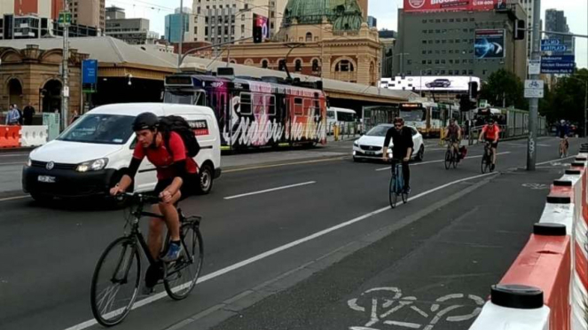 Warga Melbourne pergi kerja dengan sepeda di jalur khusus