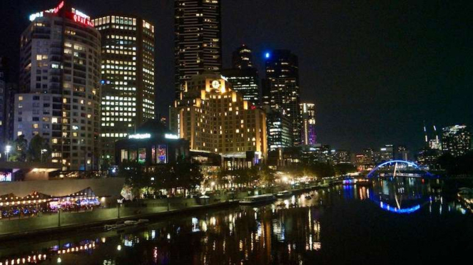 Pemandangan indah Kota Melbourne dan Sungai Yarra di malam hari