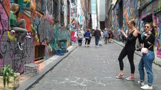 Bergaya di jalan Hosier Lane Melbourne