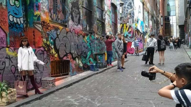 Bergaya di kawasan mural Hosier Lane Melbourne