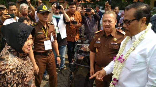 Jaksa Agung Muhammad Prasetyo bersama Wali Kota Surabaya Tri Rismaharini dalam acara bakti sosial di kantor Kejaksa Jawa Timur di Surabaya pada Sabtu, 24 Maret 2018.