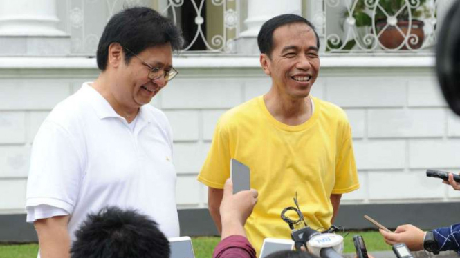 Jokowi (berkaus kuning) setelah joging bareng Airlangga.
