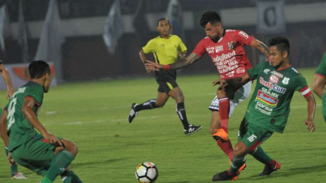 Duel Bali United vs PSMS Medan.