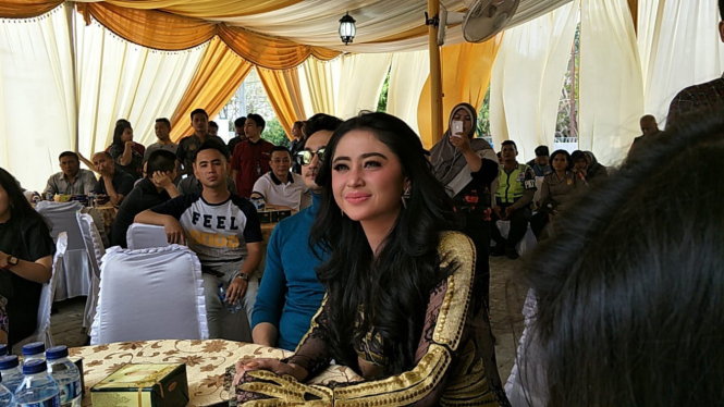 Dewi Perssik.