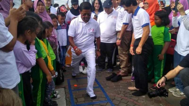 Menteri Sosial RI, Idrus Marham, bermain engklek