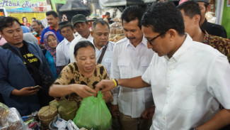 Ke Kampung Jokowi di Solo, Sandiaga Borong Dawet dan Tempe