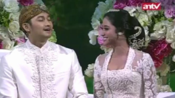 Dewi Perssik dan Angga Wijaya di panggung HUT ANTV