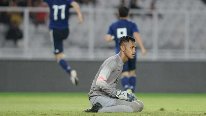 Raut kekecewaan kiper timnas Indonesia, Aqil Savik, usai dijebol pemain Jepang.