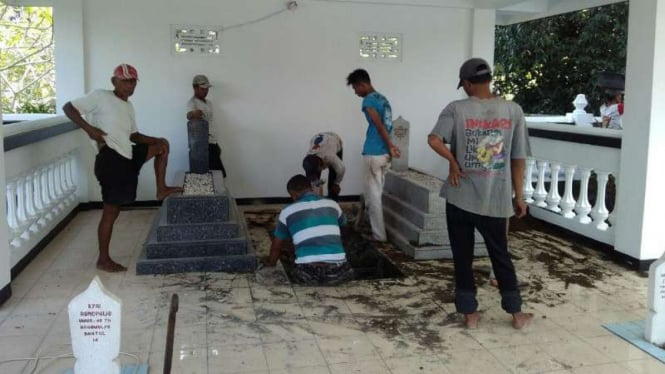 Liang lahat untuk jenazah Probosutedjo di di Makam Pahlawan Somenggalan di Dusun Kemusuk, Argomulyo, Kabupaten Bantul, Daerah Istimewa Yogyakarta.