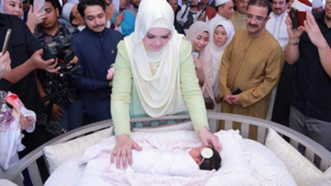 Siti Nurhaliza menggelar syukuran dan aqiqah putrinya