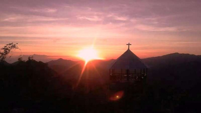 Matahari terbit di bukit Golo Lantar