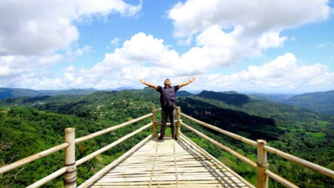 Pemandangan di atas panggung bambu Golo Lantar