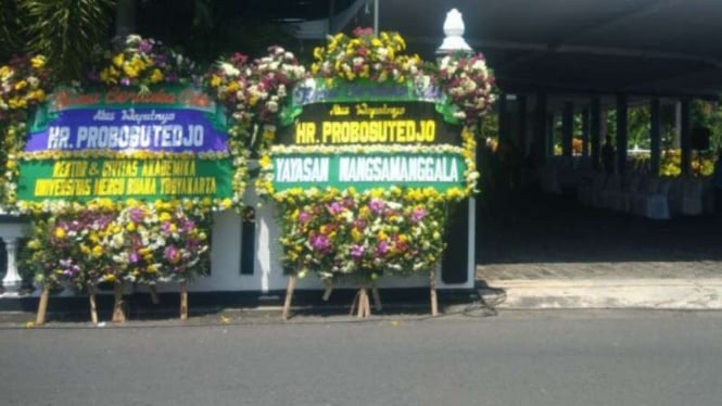 Karangan bunga di sekitar makam Somenggalan, Bantul, Yogyakarta.