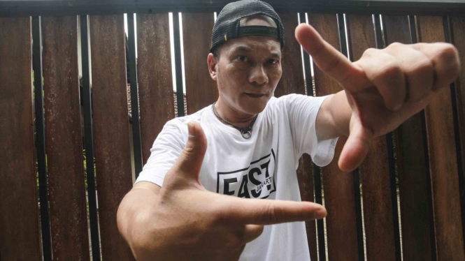 Rapper Iwa K berpose usai latihan