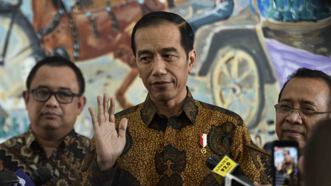 Presiden Joko Widodo (tengah) didampingi Mensesneg Pratikno (kanan)