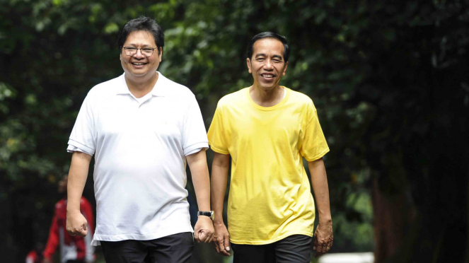 Presiden Joko Widodo (kanan) dan Ketua Umum Partai Golkar Airlangga Hartarto (kiri)