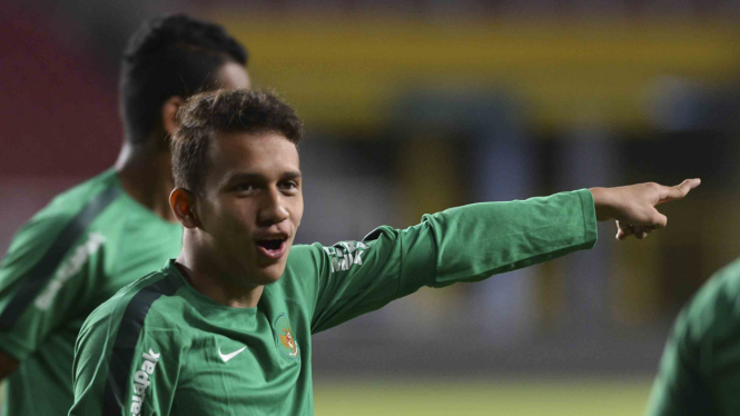 Pesepak bola Timnas Indonesia U-19, Egy Maulana Vikri (kiri)