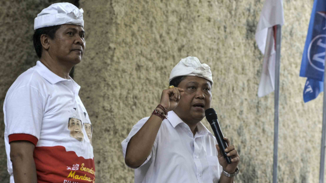 Calon Gubernur Bali Ida Bagus Rai Dharmawijaya Mantra (kanan) dan Calon Wakil Gubernur Bali Ketut Sudikerta