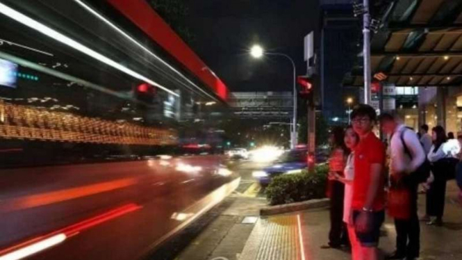 Korea Selatan membuat lampu jalan di trotoar