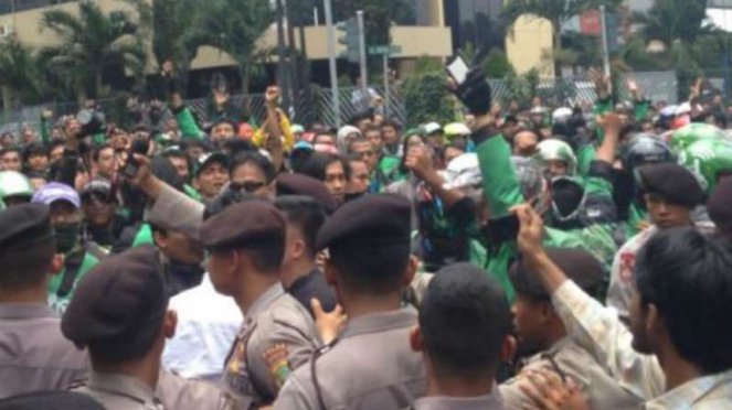 Ribuan pengemudi ojek online unjuk rasa di depan Istana Merdeka, Jakarta.