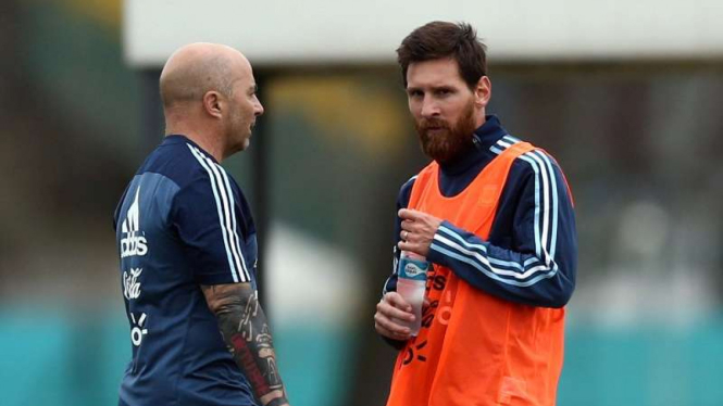 Pelatih Timnas Argentina, Jorge Sampaoli (kiri), bersama Lionel Messi (kanan)