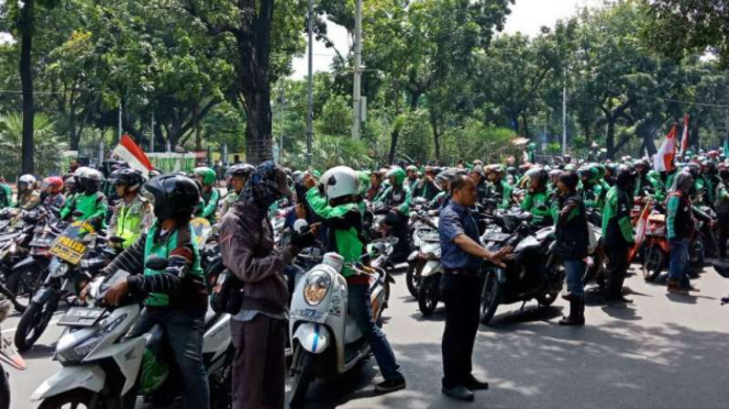 Pengemudi ojek online demo di depan Istana Merdeka, Jakarta