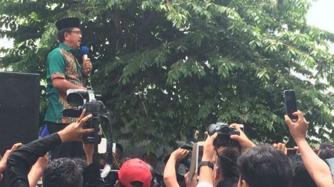 Bakal calon pasangan JR Saragih, Ance Selian menemui demonstran di PTTUN Medan