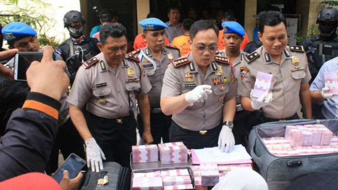 Polisi merilis hasil pengungkapan upaya peredaran uang palsu di Bogor, Jawa Barat, pada Selasa, 27 Maret 2018.