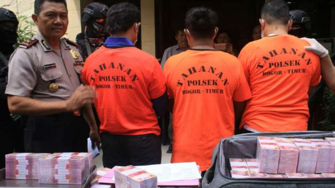 Polisi Temukan Dua Koper Isi Uang di Bogor, Ternyata Palsu