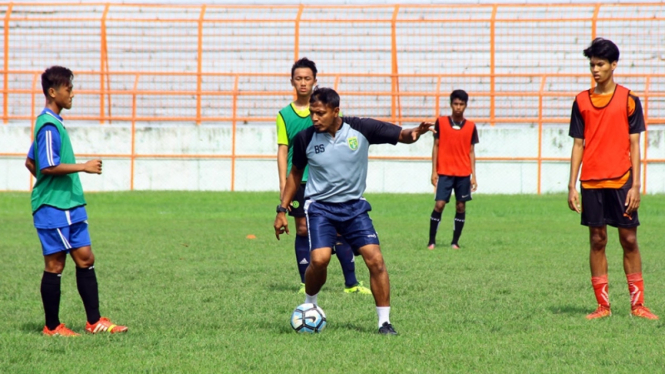 Pelatih Persebaya U-19, Bejo Sugiantoro, memimpin latihan tim