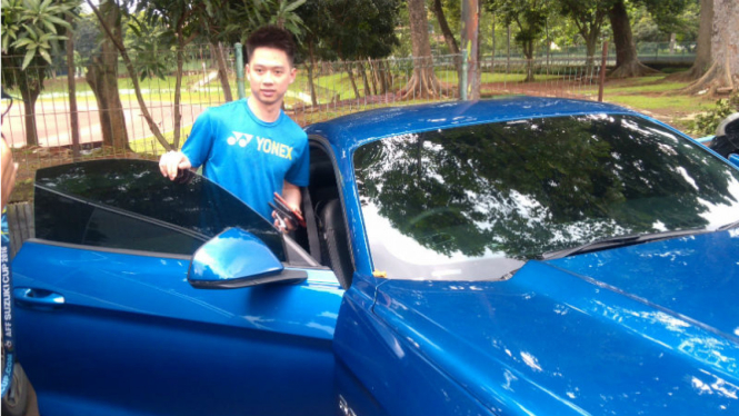 Bintang badminton Indonesia, Kevin Sanjaya Sukamuljo, bersama mobil kesayangan