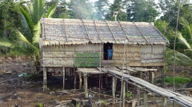 Rumah di pedalaman Papua yang baru diterangi listrik.