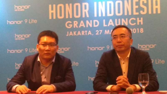 Presiden Honor George Zhao (kanan) dan Presiden Honor Indonesia, James Yang.