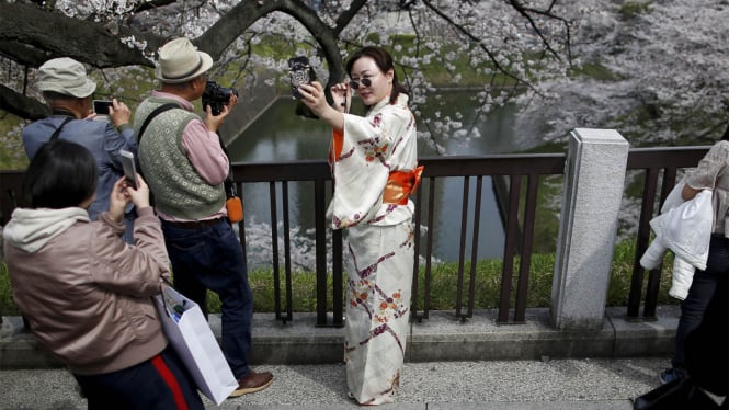 Pose selfie saat traveling ke Jepang.